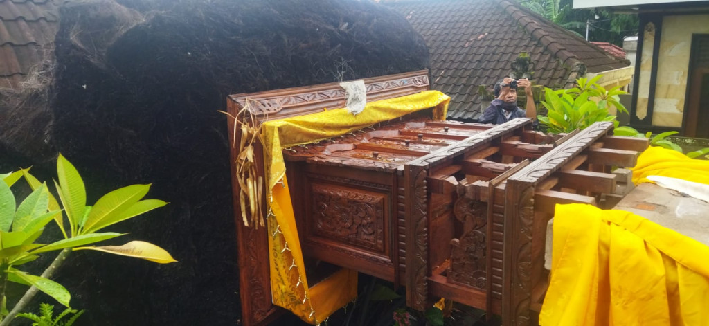 Pelinggih Roboh akibat Cuaca Ekstrim di Banjar Petingan. Kelurahan Kerobokan Kaja, Kecamatan Kuta Utara Tanggal 06 Januari 2023